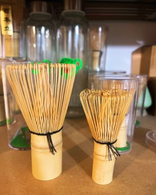 Nově u nás na e-shopu (palstorm.cz) najdete i malou metličku na rozmíchání čaje matcha. Metlička je super i při cestování....